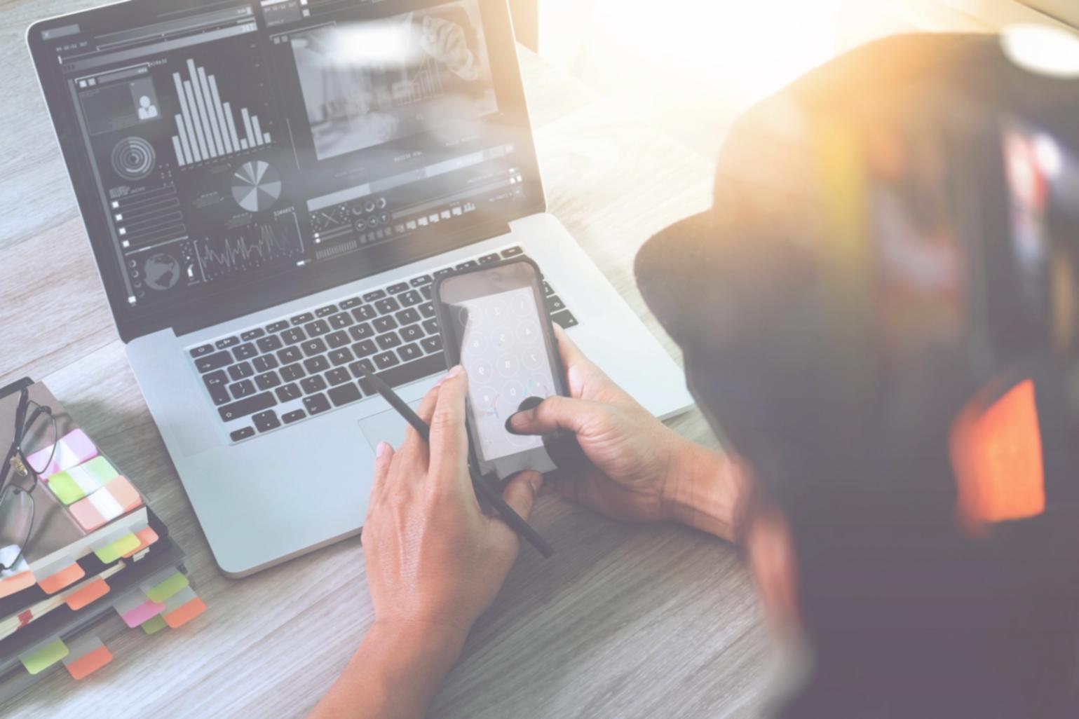 Equipo de soporte trabajando en soluciones financieras personalizadas