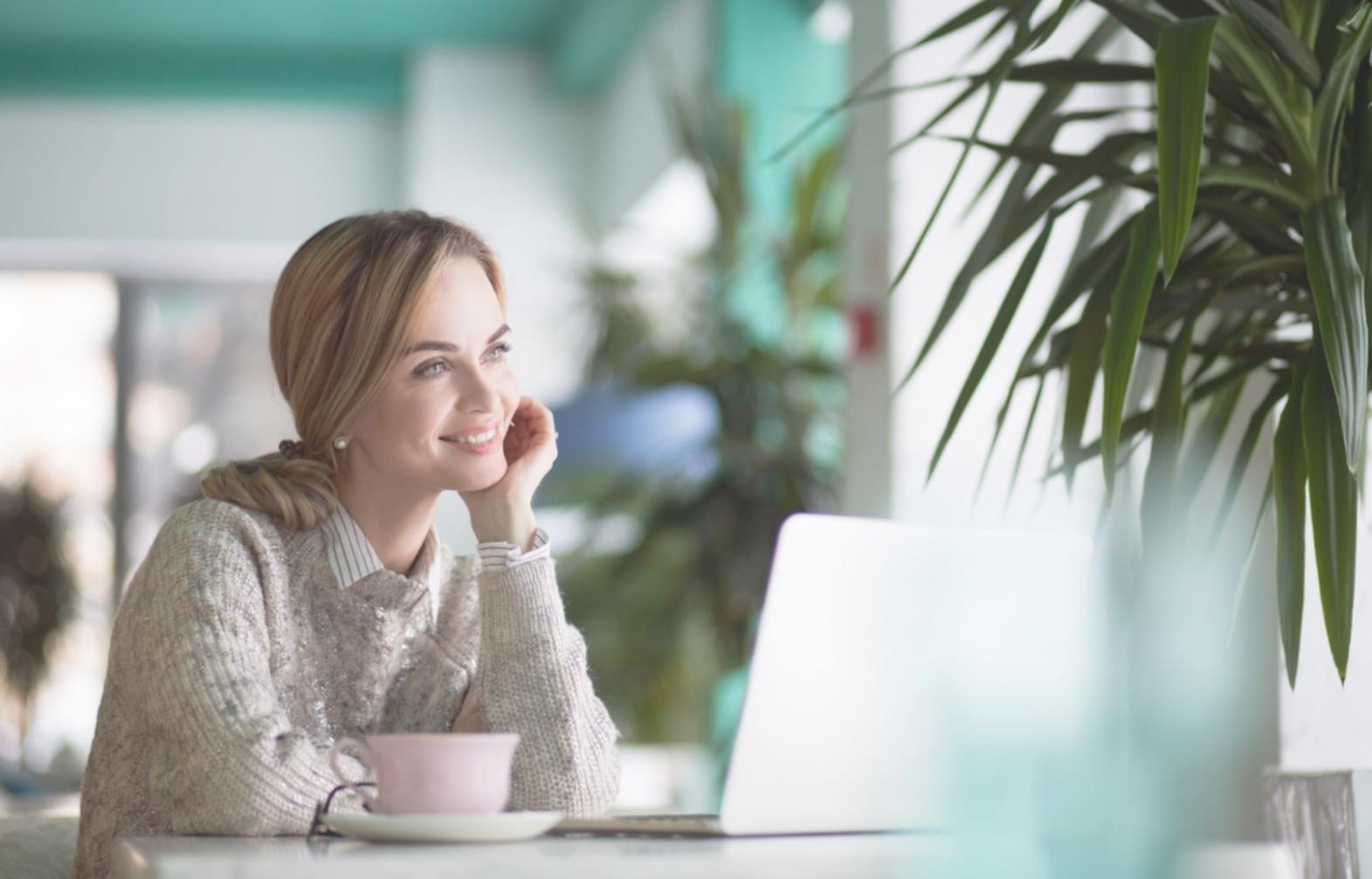 Sesión de análisis financiero con documentación y herramientas digitales