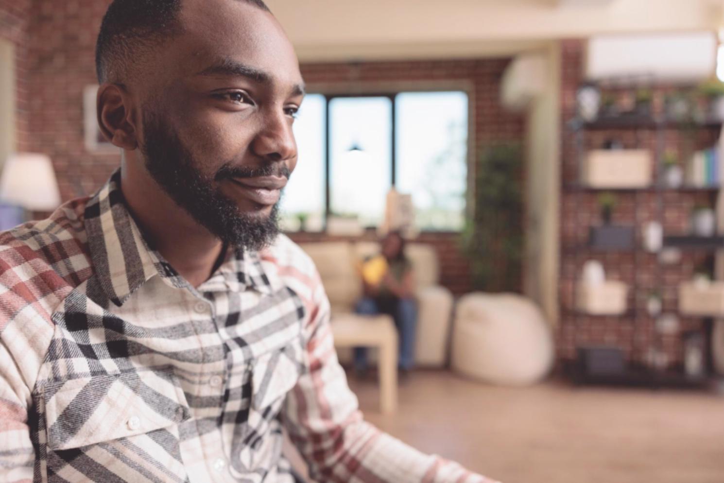 Equipo analizando flujos financieros en oficina moderna