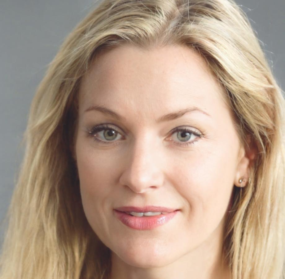 Profesional financiera analizando resultados