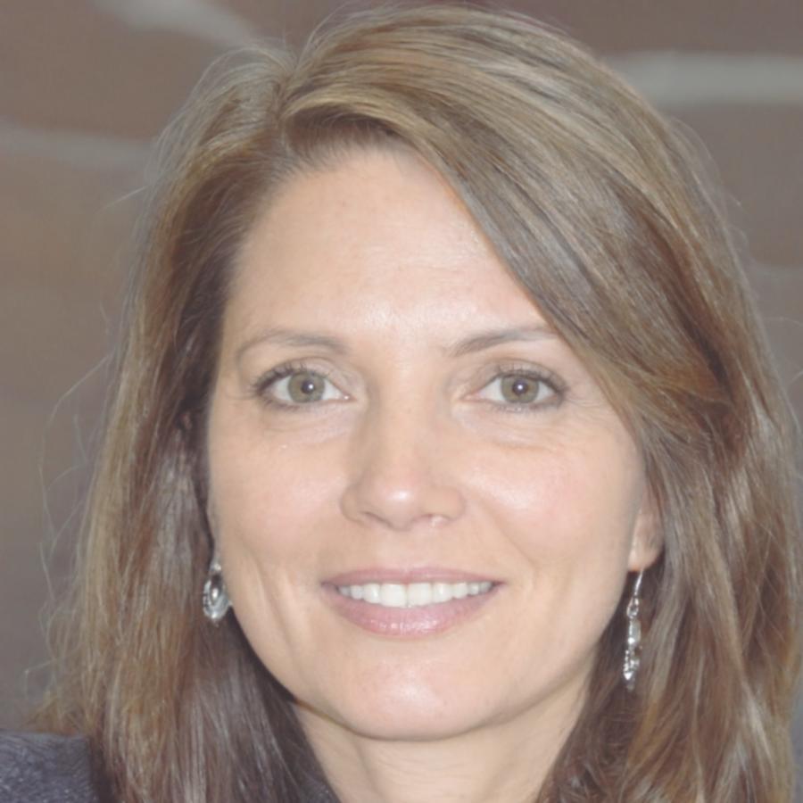 Directora financiera compartiendo experiencia sobre optimización de procesos contables